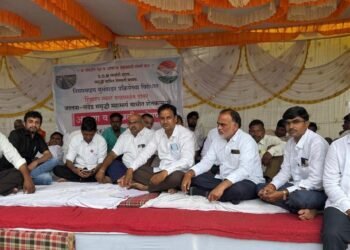 नियमबाह्य भूसंपादनाविरोधात शेतकऱ्यांचे सेलूत बेमुदत उपोषण