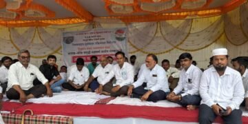 नियमबाह्य भूसंपादनाविरोधात शेतकऱ्यांचे सेलूत बेमुदत उपोषण
