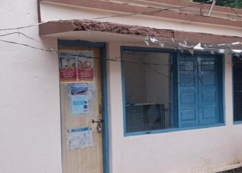 महावितरणच्या रस्त्याची दैना; अभियंता कार्यालयही कुलूप बंद‌ !