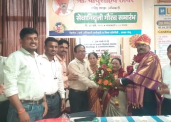 शाखा व्यवस्थापक भाऊसाहेब ठोंबरे सेवानिवृत्त
