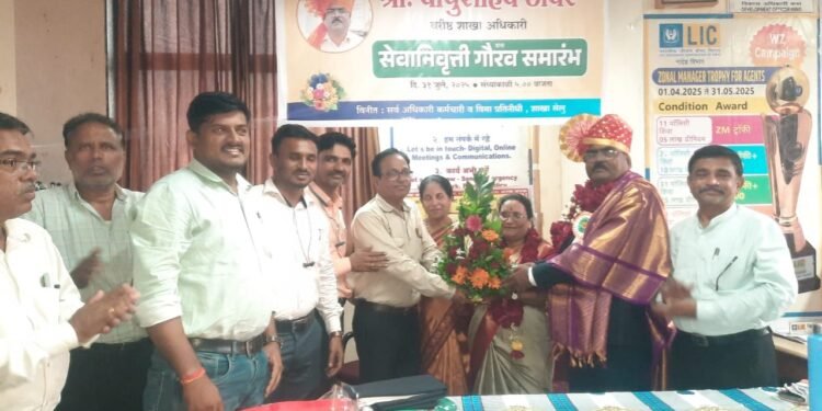 शाखा व्यवस्थापक भाऊसाहेब ठोंबरे सेवानिवृत्त