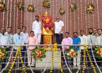 सेलू येथे जयंतीनिमित्त पुतळ्याला पुष्पहार अर्पण