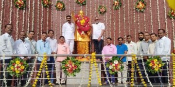 सेलू येथे जयंतीनिमित्त पुतळ्याला पुष्पहार अर्पण