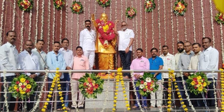 सेलू येथे जयंतीनिमित्त पुतळ्याला पुष्पहार अर्पण