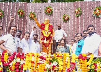 लोकमान्य टिळक, अण्णाभाऊ साठे यांना अभिवादन परभणी : लोकमान्य टिळक यांच्या पुण्यतिथीनिमित्त तसेच लोकशाहीर साहित्यरत्न अण्णा भाऊ साठे यांच्या जयंतीनिमित्त शुक्रवारी, १ ऑगस्ट रोजी जिल्हाभरात विविध कार्यक्रमांचे आयोजन करण्यात आले होते. सेलू शहरातील अण्णाभाऊ साठे यांच्या पुतळ्याजवळ शुक्रवारी सकाळी साडे सहा वाजता पालकमंत्री मेघना साकोरे-बोर्डीकर यांच्या प्रमुख उपस्थितीत अभिवादन कार्यक्रम झाला. या वेळी पालकमंत्र्यांनी अण्णा भाऊ साठे यांच्या पुतळ्यास पुष्पहार अर्पण करून आदरांजली वाहिली. पालकमंत्री बोर्डीकर यांनी शहरातील लोकमान्य टिळक पुतळ्यास पुष्पहार अर्पण करून अभिवादन केले. सेलू येथील लहुजी साळवे कर्मचारी महासंघ, तालुका शाखेतर्फे लोकशाहीर अण्णा भाऊ साठे यांच्या पूर्णाकृती पुतळ्यास पुष्पहार अर्पण करून अभिवादन करण्यात आले. यावेळी कॉम्रेड अशोक उफाडे, दीपक चव्हाण, राजेंद्र पाटोळे, आबासाहेब लोंढे, डॉ. सुरेश हिवाळे यांच्यासह अनेक मान्यवर उपस्थित होते. विविध शाळा, महाविद्यालये, सामाजिक संस्थांच्या वतीने कार्यक्रम आयोजित करण्यात आले होते. सेलू येथील नूतन विद्यालयात शुक्रवारी सान्वी शितळे, चिन्मय कुलकर्णी, आर्या कुलकर्णी या विद्यार्थ्यांनी साहित्यरत्न अण्णा भाऊ साठे आणि लोकमान्य बाळ गंगाधर टिळक यांच्या जीवन कार्यावर प्रकाश टाकणारी भाषणे केली. प्रभारी मुख्याध्यापक किरण देशपांडे यांच्यासह मान्यवर उपस्थित होते.