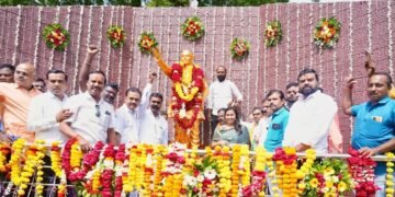 लोकमान्य टिळक, अण्णाभाऊ साठे यांना अभिवादन परभणी : लोकमान्य टिळक यांच्या पुण्यतिथीनिमित्त तसेच लोकशाहीर साहित्यरत्न अण्णा भाऊ साठे यांच्या जयंतीनिमित्त शुक्रवारी, १ ऑगस्ट रोजी जिल्हाभरात विविध कार्यक्रमांचे आयोजन करण्यात आले होते. सेलू शहरातील अण्णाभाऊ साठे यांच्या पुतळ्याजवळ शुक्रवारी सकाळी साडे सहा वाजता पालकमंत्री मेघना साकोरे-बोर्डीकर यांच्या प्रमुख उपस्थितीत अभिवादन कार्यक्रम झाला. या वेळी पालकमंत्र्यांनी अण्णा भाऊ साठे यांच्या पुतळ्यास पुष्पहार अर्पण करून आदरांजली वाहिली. पालकमंत्री बोर्डीकर यांनी शहरातील लोकमान्य टिळक पुतळ्यास पुष्पहार अर्पण करून अभिवादन केले. सेलू येथील लहुजी साळवे कर्मचारी महासंघ, तालुका शाखेतर्फे लोकशाहीर अण्णा भाऊ साठे यांच्या पूर्णाकृती पुतळ्यास पुष्पहार अर्पण करून अभिवादन करण्यात आले. यावेळी कॉम्रेड अशोक उफाडे, दीपक चव्हाण, राजेंद्र पाटोळे, आबासाहेब लोंढे, डॉ. सुरेश हिवाळे यांच्यासह अनेक मान्यवर उपस्थित होते. विविध शाळा, महाविद्यालये, सामाजिक संस्थांच्या वतीने कार्यक्रम आयोजित करण्यात आले होते. सेलू येथील नूतन विद्यालयात शुक्रवारी सान्वी शितळे, चिन्मय कुलकर्णी, आर्या कुलकर्णी या विद्यार्थ्यांनी साहित्यरत्न अण्णा भाऊ साठे आणि लोकमान्य बाळ गंगाधर टिळक यांच्या जीवन कार्यावर प्रकाश टाकणारी भाषणे केली. प्रभारी मुख्याध्यापक किरण देशपांडे यांच्यासह मान्यवर उपस्थित होते.