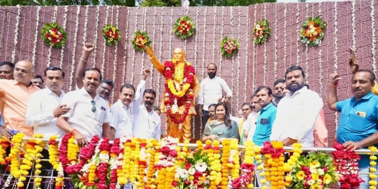 लोकमान्य टिळक, अण्णाभाऊ साठे यांना अभिवादन परभणी : लोकमान्य टिळक यांच्या पुण्यतिथीनिमित्त तसेच लोकशाहीर साहित्यरत्न अण्णा भाऊ साठे यांच्या जयंतीनिमित्त शुक्रवारी, १ ऑगस्ट रोजी जिल्हाभरात विविध कार्यक्रमांचे आयोजन करण्यात आले होते. सेलू शहरातील अण्णाभाऊ साठे यांच्या पुतळ्याजवळ शुक्रवारी सकाळी साडे सहा वाजता पालकमंत्री मेघना साकोरे-बोर्डीकर यांच्या प्रमुख उपस्थितीत अभिवादन कार्यक्रम झाला. या वेळी पालकमंत्र्यांनी अण्णा भाऊ साठे यांच्या पुतळ्यास पुष्पहार अर्पण करून आदरांजली वाहिली. पालकमंत्री बोर्डीकर यांनी शहरातील लोकमान्य टिळक पुतळ्यास पुष्पहार अर्पण करून अभिवादन केले. सेलू येथील लहुजी साळवे कर्मचारी महासंघ, तालुका शाखेतर्फे लोकशाहीर अण्णा भाऊ साठे यांच्या पूर्णाकृती पुतळ्यास पुष्पहार अर्पण करून अभिवादन करण्यात आले. यावेळी कॉम्रेड अशोक उफाडे, दीपक चव्हाण, राजेंद्र पाटोळे, आबासाहेब लोंढे, डॉ. सुरेश हिवाळे यांच्यासह अनेक मान्यवर उपस्थित होते. विविध शाळा, महाविद्यालये, सामाजिक संस्थांच्या वतीने कार्यक्रम आयोजित करण्यात आले होते. सेलू येथील नूतन विद्यालयात शुक्रवारी सान्वी शितळे, चिन्मय कुलकर्णी, आर्या कुलकर्णी या विद्यार्थ्यांनी साहित्यरत्न अण्णा भाऊ साठे आणि लोकमान्य बाळ गंगाधर टिळक यांच्या जीवन कार्यावर प्रकाश टाकणारी भाषणे केली. प्रभारी मुख्याध्यापक किरण देशपांडे यांच्यासह मान्यवर उपस्थित होते.