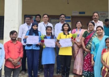 विज्ञान मेळाव्यात हर्षदा काष्टे, दिव्या, आयेशा विजेते