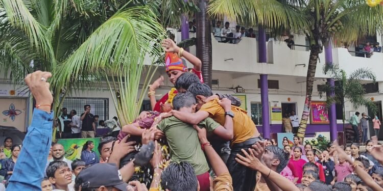 रायरेश्वर विद्यालयात दहीहंडीचा उत्सव