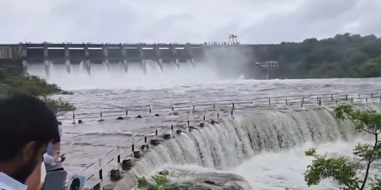 येलदरी धरणातून पाण्याचा मोठा विसर्ग सुरू