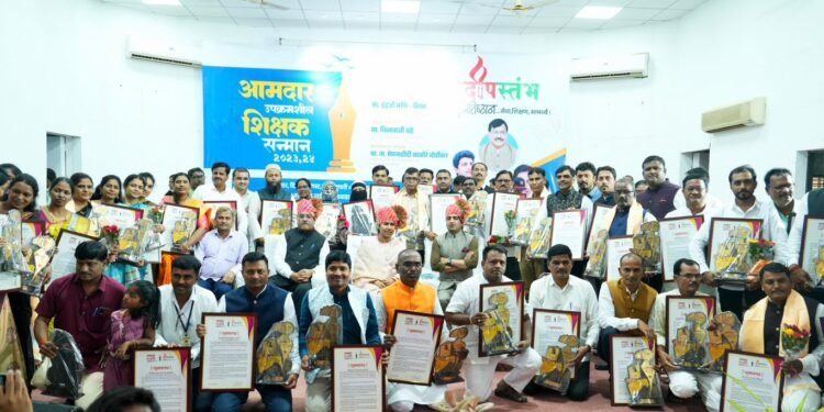 दीपस्तंभ प्रतिष्ठानतर्फे ६५ उपक्रमशील शिक्षकांचा सन्मान