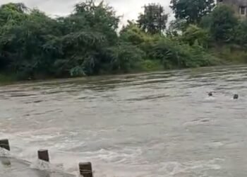 दुधना नदीत दोन जण वाहून गेले