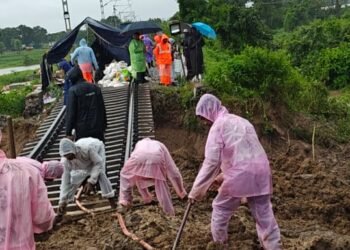 पुरामुळे रेल्वे सेवा विस्कळीत