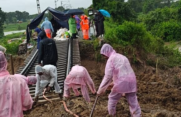पुरामुळे रेल्वे सेवा विस्कळीत
