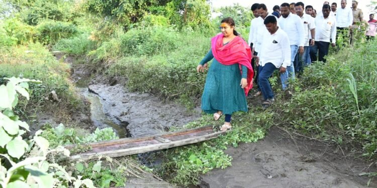 सरकार शेतकऱ्यांच्या पाठीशी खंबीरपणे उभे