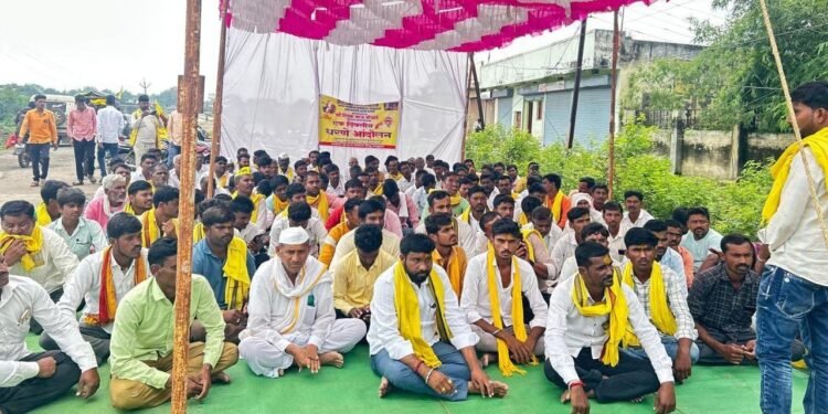 धनगर समाजाचा ‘ढोल बजाव’ चा इशारा
