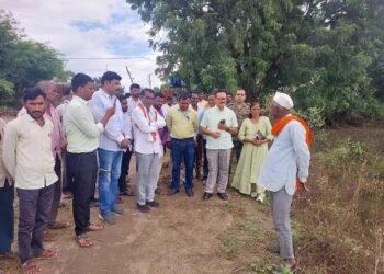 जिल्हाधिकाऱ्यांनी दिला बाधितांना धीर