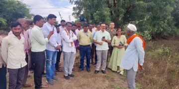 जिल्हाधिकाऱ्यांनी दिला बाधितांना धीर