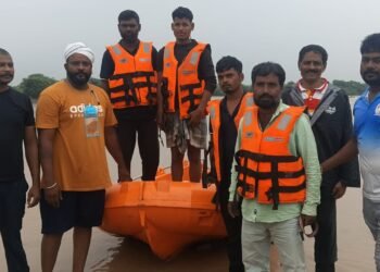 पुराच्या पाण्यात अडकलेल्या चार मजूरांची सूटका