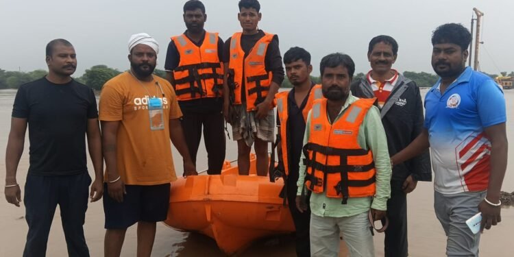 पुराच्या पाण्यात अडकलेल्या चार मजूरांची सूटका