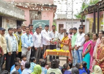 राजवाडी येथे शिक्षकांचा सत्कार
