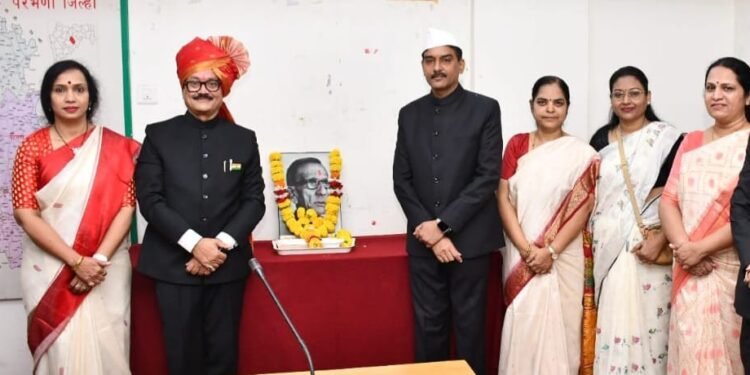 प्रबोधनकार ठाकरे यांना अभिवादन