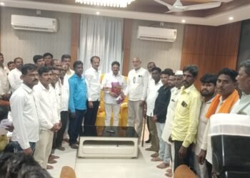 धारासुरवासियांनी घेतली आमदार गुट्टे यांची भेट