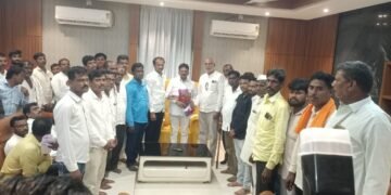 धारासुरवासियांनी घेतली आमदार गुट्टे यांची भेट