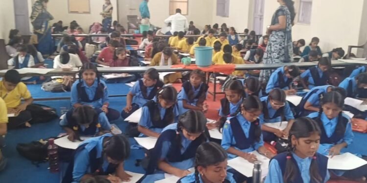 नूतन विद्यालयात शासकीय रेखाकला परीक्षा सुरू