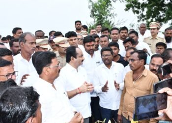 मंत्री मकरंद पाटील शेतकऱ्यांच्या बांधावर