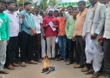 अतिवृष्टी निधीच्या निर्णयाची होळी