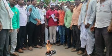अतिवृष्टी निधीच्या निर्णयाची होळी