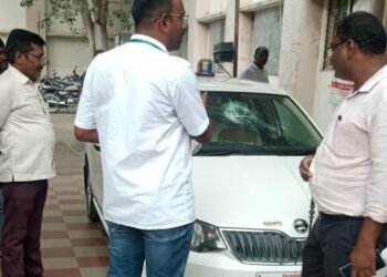 संतप्त शेतकर्‍याने जिल्हाधिकार्‍यांची गाडी फोडली