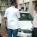 संतप्त शेतकर्याने जिल्हाधिकार्यांची गाडी फोडली