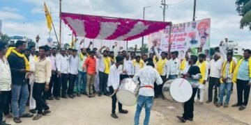 पालकमंत्र्यांच्या घरासमोर ‘ढोल बजाव’आंदोलन