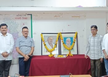 महात्मा गांधी, शास्त्री यांना अभिवादन