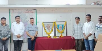 महात्मा गांधी, शास्त्री यांना अभिवादन