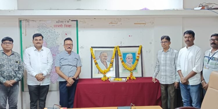 महात्मा गांधी, शास्त्री यांना अभिवादन