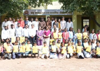 १०१ विद्यार्थ्यांना शालेय साहित्य