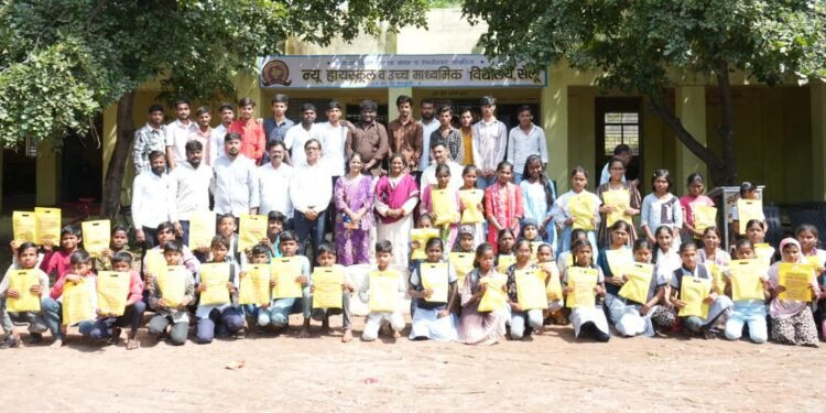१०१ विद्यार्थ्यांना शालेय साहित्य
