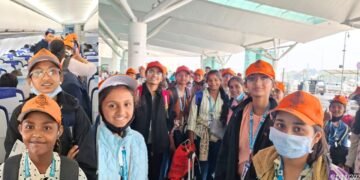 विद्यार्थ्यांनी लुटला विमान सफरीचा आनंद