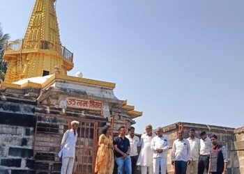 श्री नागनाथ मंदिरास जिल्हाधिकाऱ्यांची भेट