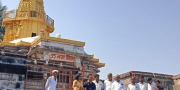 श्री नागनाथ मंदिरास जिल्हाधिकाऱ्यांची भेट