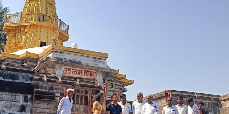 श्री नागनाथ मंदिरास जिल्हाधिकाऱ्यांची भेट