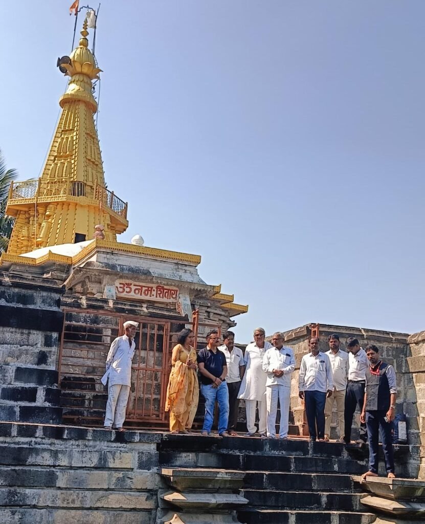 श्री नागनाथ मंदिरास जिल्हाधिकाऱ्यांची भेट
