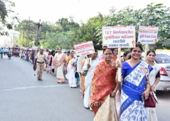 शिक्षकांच्या महामोर्चाने परभणी दणाणले
