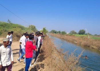दुधना कालव्यात तरुण वाहून गेला