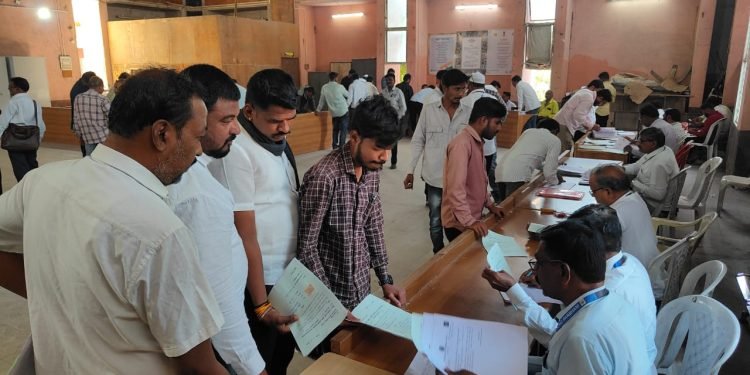 परभणी महापालिका : उमेदवारी अर्ज दाखल करण्यासाठी गर्दी