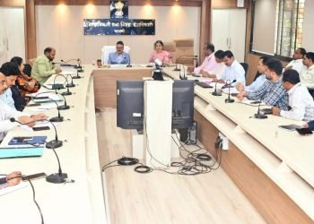 प्रलंबित तक्रारी तत्काळ निकाली काढा