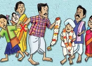 परभणी : जिल्हा महिला व बाल विकास विभागांतर्गत बाल संरक्षण कक्ष आणि चाईल्ड हेल्पलाईन १०९८ ने ऑक्टोबर ते डिसेंबर २०२५ या कालावधीत प्रभावी कामगिरी करत १५ बालविवाह रोखले आहेत. या काळात एकूण १९ प्रकरणांपैकी ४ प्रकरणांत गुन्हे दाखल करण्याची प्रक्रिया करण्यात आली, तर १५ मुलींना बालकल्याण समितीसमोर हजर करून त्यांचे समुपदेशन करण्यात आले. भारत सरकारच्या ‘बालविवाहमुक्त भारत’ अभियानांतर्गत परभणी जिल्ह्यात जानेवारी २०२६ पर्यंत व्यापक जनजागृती मोहीम राबवली जात आहे. कोठेही बालविवाह होत असल्यास १०९८ या टोल-फ्री क्रमांकावर तात्काळ माहिती द्यावी, असे आवाहन जिल्हा महिला व बाल विकास अधिकारी मोनिका रंधवे यांनी केले आहे. माहिती देणाऱ्याची ओळख पूर्णतः गोपनीय ठेवली जाईल. कायद्यानुसार विवाहासाठी मुलीचे वय १८ आणि मुलाचे २१ वर्षे असणे बंधनकारक असून, उल्लंघन केल्यास पालकांसह भटजी, मंगल कार्यालय आणि इतर सेवापुरवठादारांना दोन वर्षांचा तुरुंगवास व एक लाख रुपये दंडाची तरतूद आहे, असे त्यांनी स्पष्ट केले.